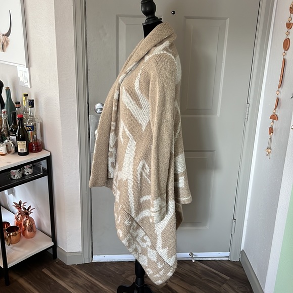 Line Aztec Poncho - Picture 2 of 3